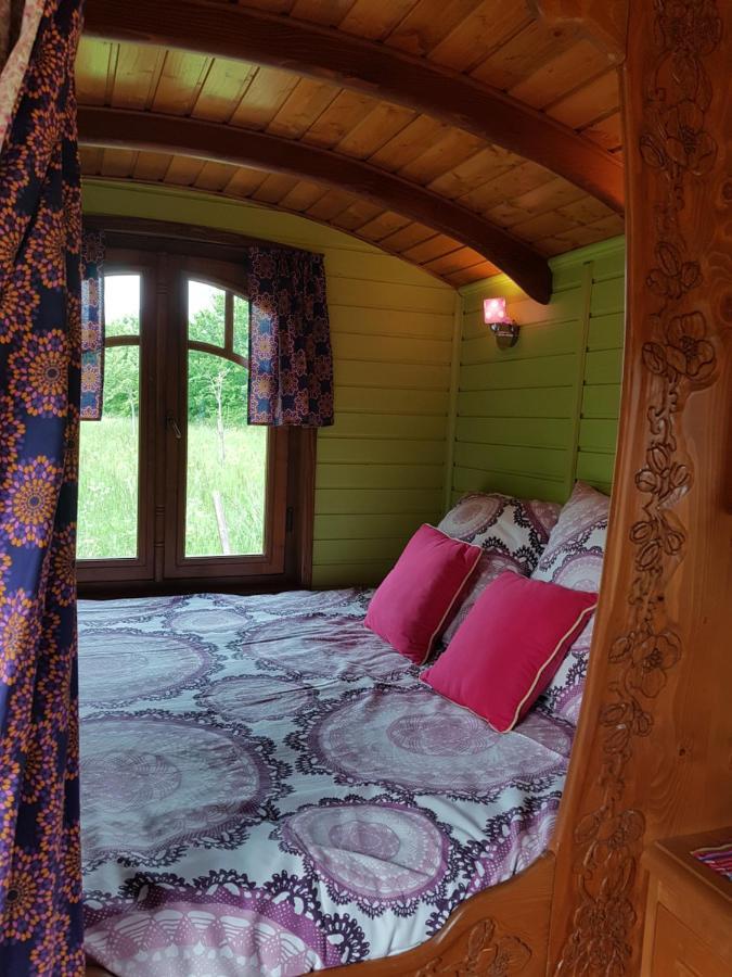 Bed and Breakfast La Roulotte De Pommette Et Billy La Hoguette Exterior foto